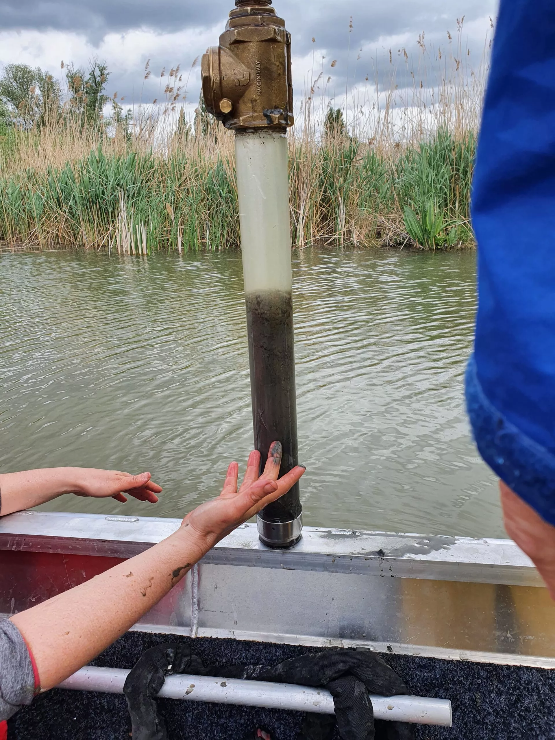 Az ÖK kutatói „Riverine” projektjük keretében a felszíni vízfolyások monitorozásával kívánnak hozzájárulni a költséghatékony vízügyi beavatkozások tervezéséhez