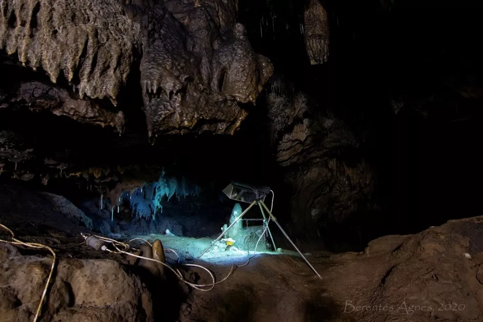 Germicide lamp and carbonate sampler in the Baradla Cave (Photo: Ágnes Berentés)