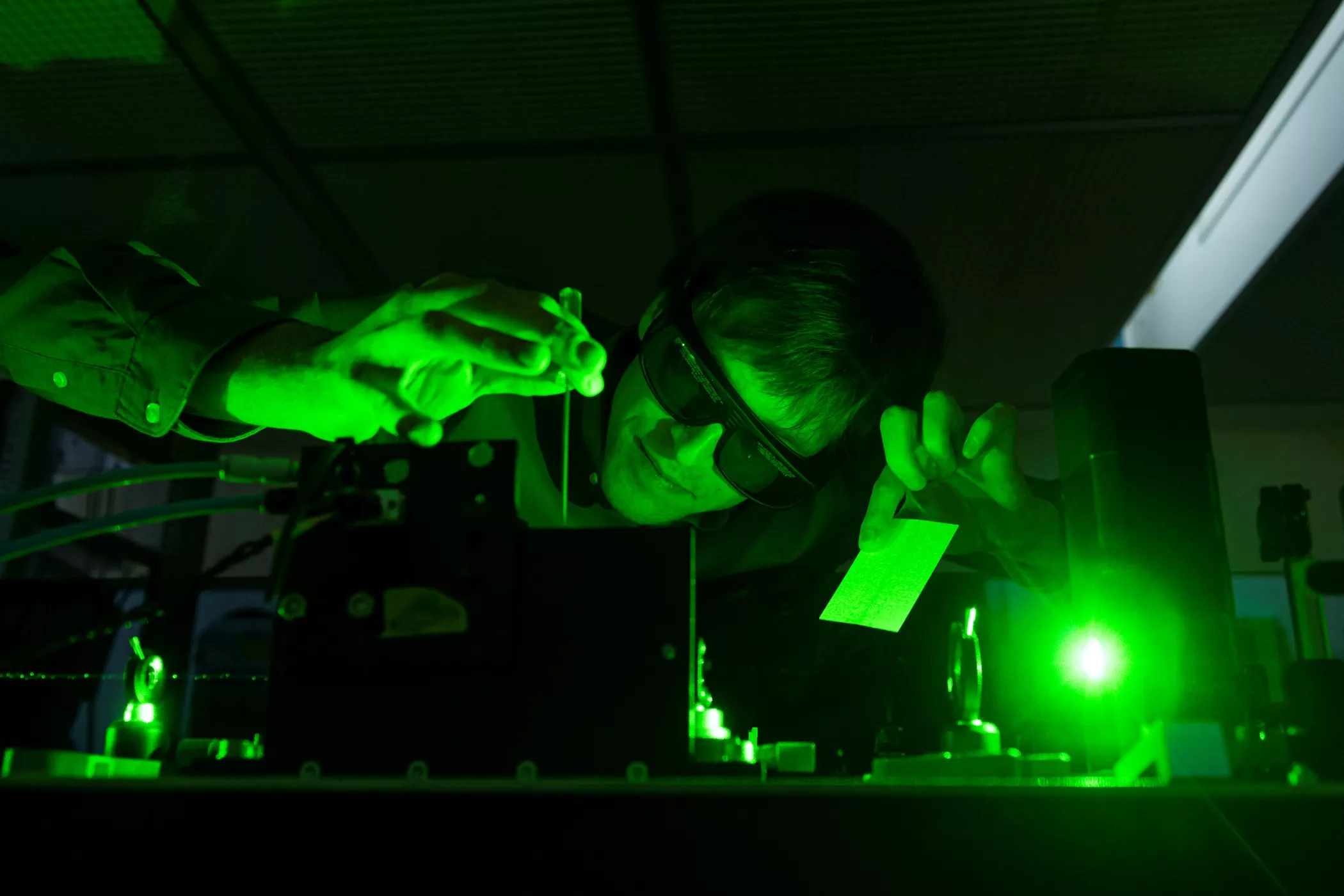 Václav Hanus az Ultragyors Nanooptika Kutatócsoport budapesti laboratóriumában.