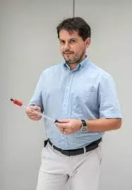 A TTK kutatója a hagyományos antibiotikumoknak ellenálló mikroorganizmusokkal szembeni természetes immunvédelemben részt vevő antimikrobiális peptideket vizsgálja