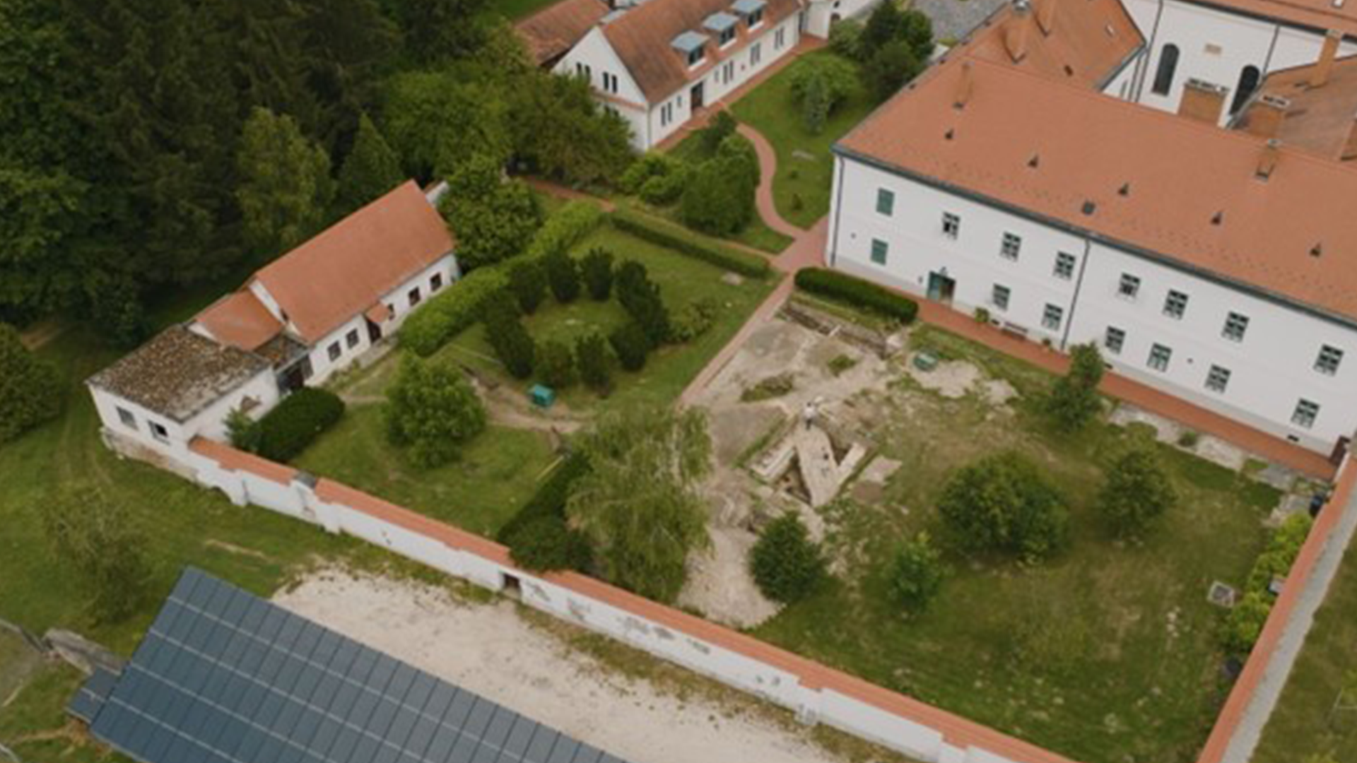 A végéhez közeledik a BTK szervezésében megvalósuló régészeti feltárás a bakonybéli Szent Mauríciusz Monostor déli udvarán