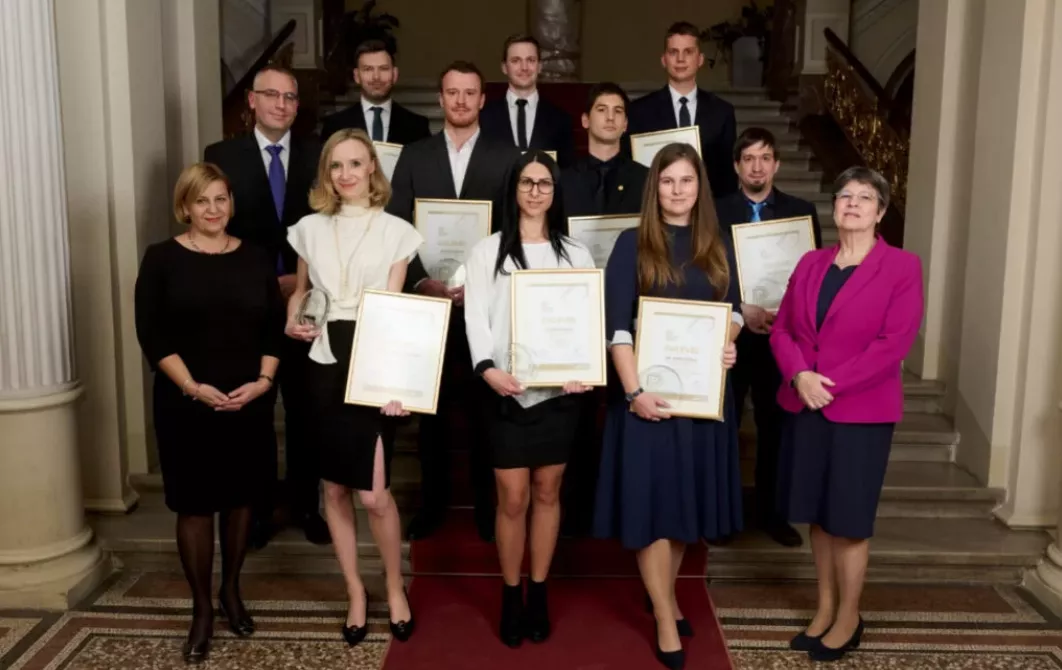 Kiss L. László, a HUN-REN CSFK főigazgatója Prima Primissima, öt HUN-REN-es fiatal kutató Junior Prima díjat vehetett át