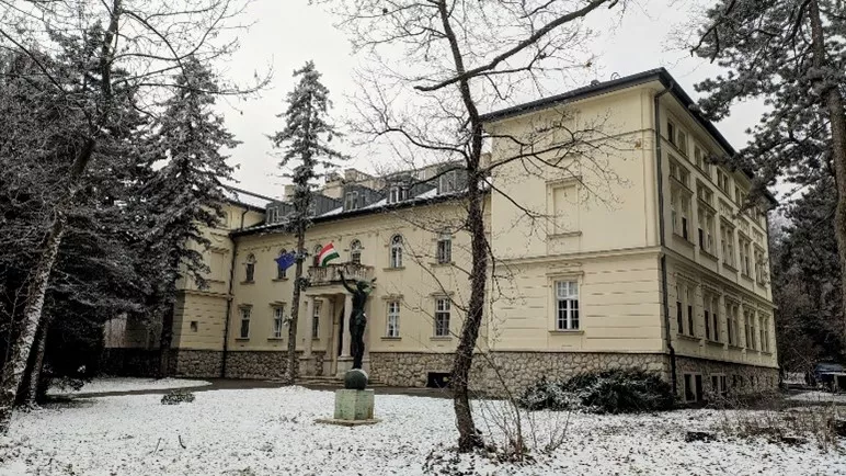 Sir Roger Penrose Nobel-díjas fizikus előadást tart a CSFK-ban