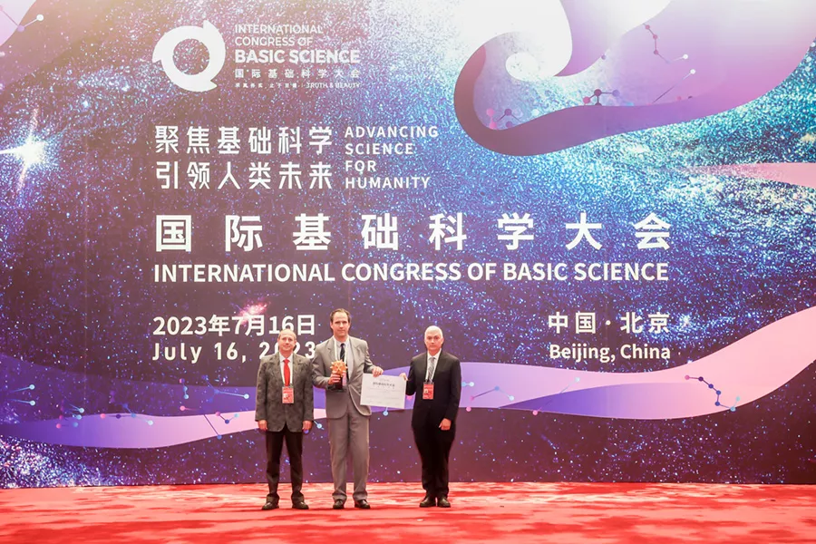 A Rényi Intézet kutatóprofesszora, Matolcsi Máté a Frontiers of Science Award kitüntetésben részesült