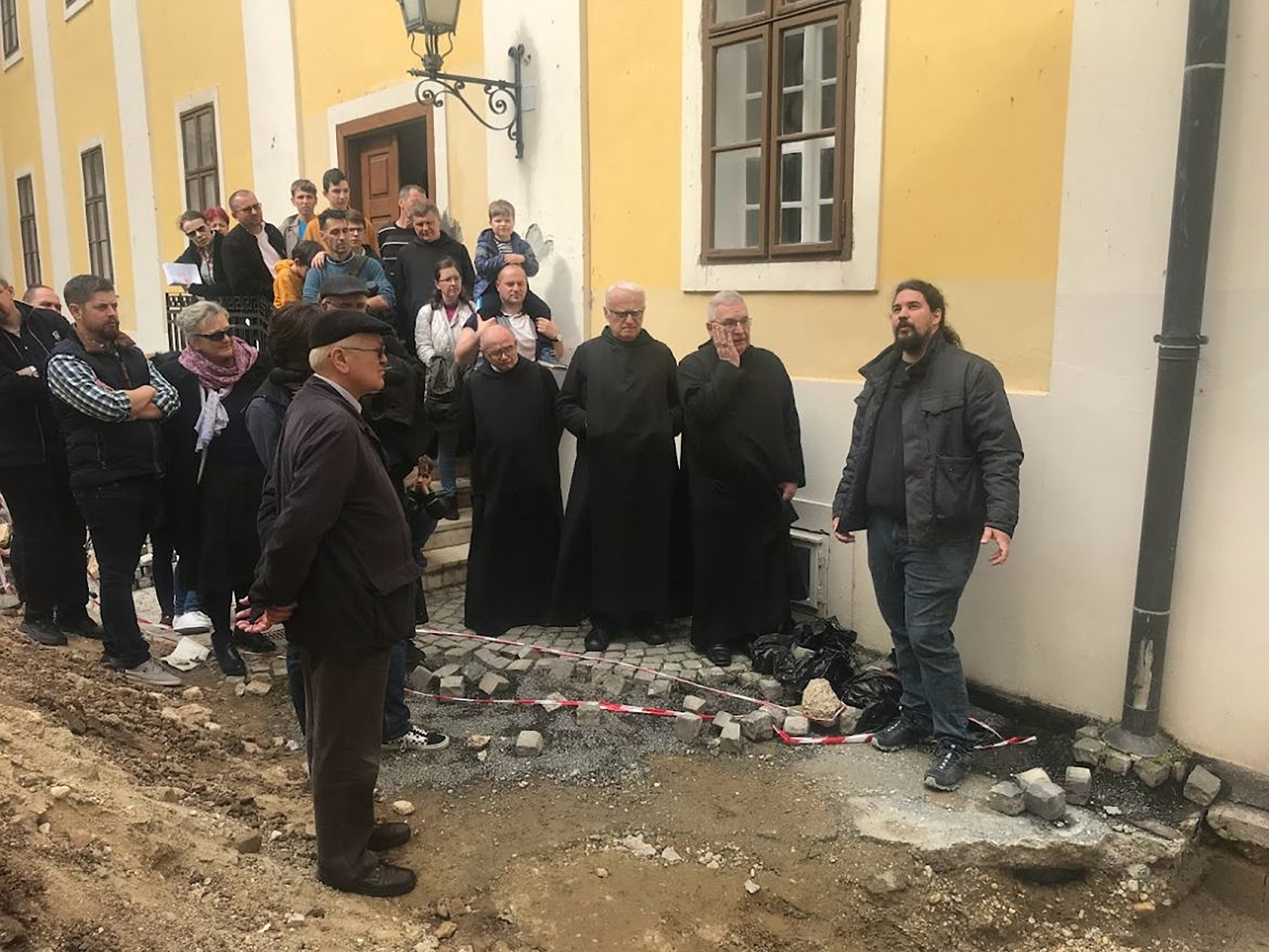 A BTK szervezésében folytatott régészeti feltárások eredményei szerint egykor népes temető helyezkedett el a Pannonhalmi Bencés Főapátság északi udvarán