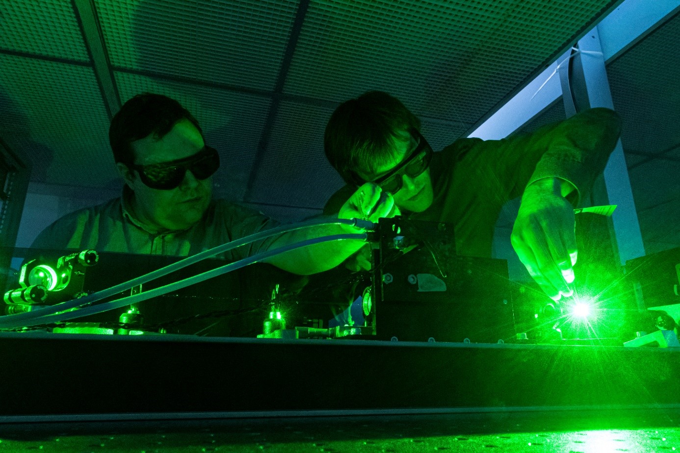 A physicist at the HUN-REN Wigner Research Centre for Physics sets up a femtosecond laser (Photo Márton Kovács)