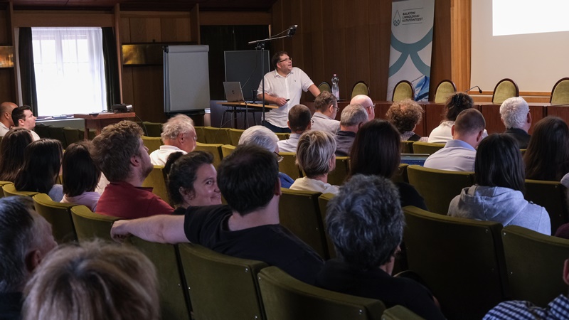 Őszintén a Balatonról címmel tartott konferenciát a HUN-REN Balatoni Limnológiai Kutatóintézet (HUN-REN BLKI) június 12-én. 