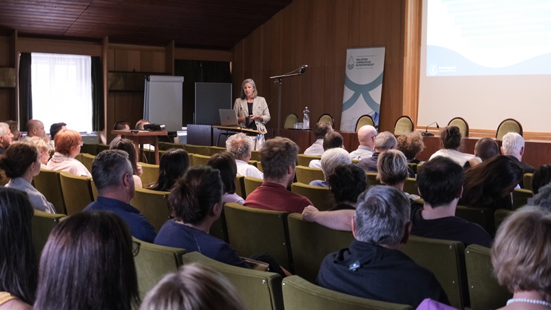 Őszintén a Balatonról címmel tartott konferenciát a HUN-REN Balatoni Limnológiai Kutatóintézet (HUN-REN BLKI) június 12-én. 