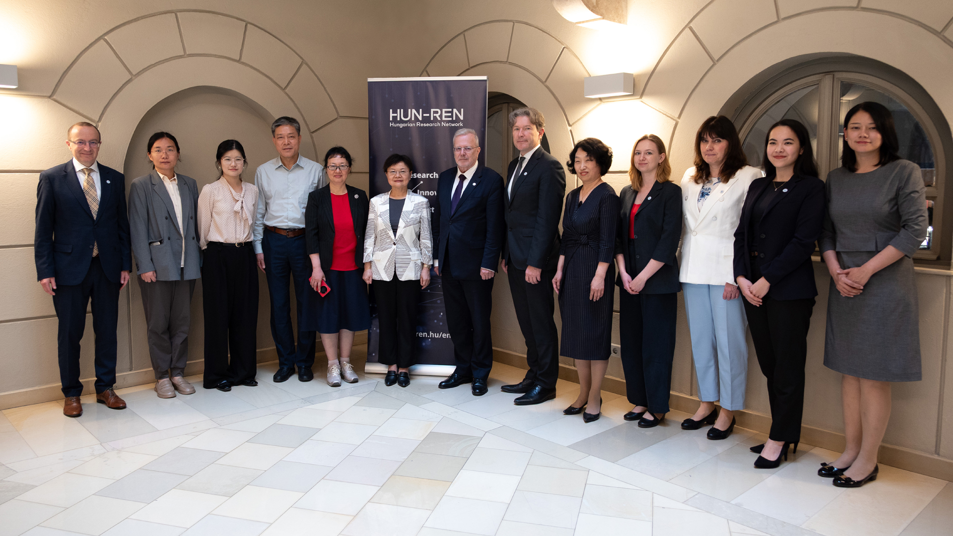 A kínai Guangdong tartomány tudományos és technológiai küldöttségének látogatása a HUN-REN Központban