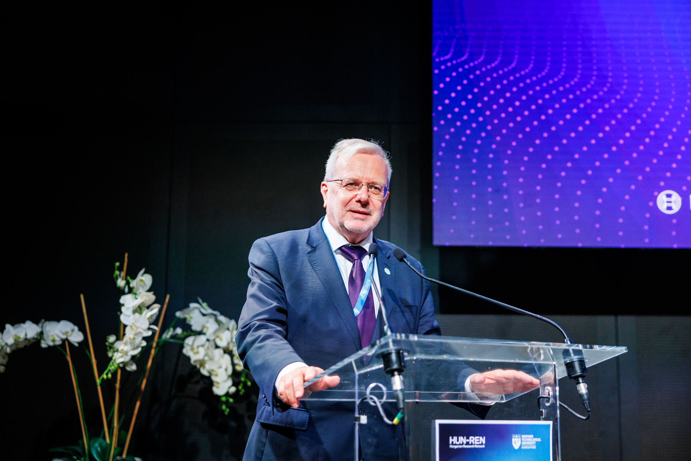 HUNREN_GulyasBalazs_JakabRoland_talk_250508_001