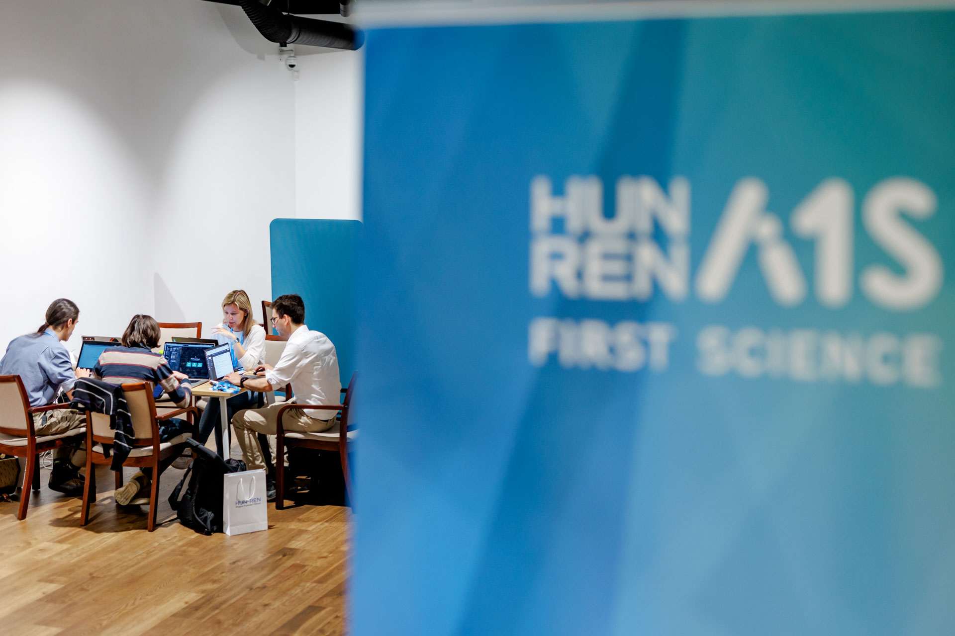 A mesterséges intelligencia a versenyképesség kulcsa: a HUN-REN kétnapos eseménye a kutatás jövőjét formálja